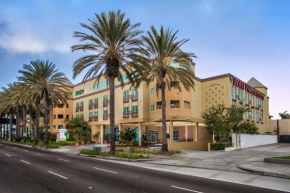 Отель Desert Palms Hotel & Suites Anaheim Resort  Анахайм